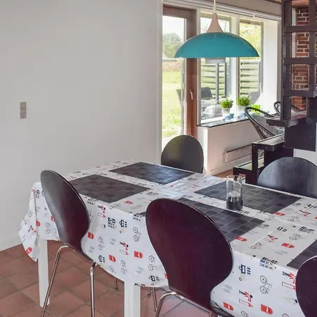 Сasa de vacaciones Four-bedroom In Tranekar